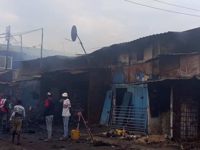 Fogo-devastador-atinge-mercado-em-Maputo-15-comercios-destruidos.avif