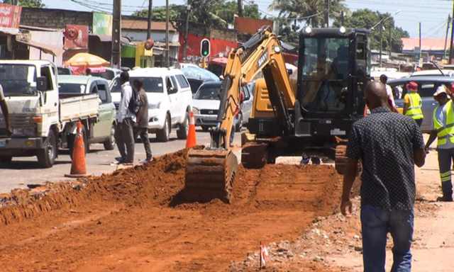 Manutencao-viaria-em-Maputo-obras-prometem-mais-fluidez-e-seguranca.avif