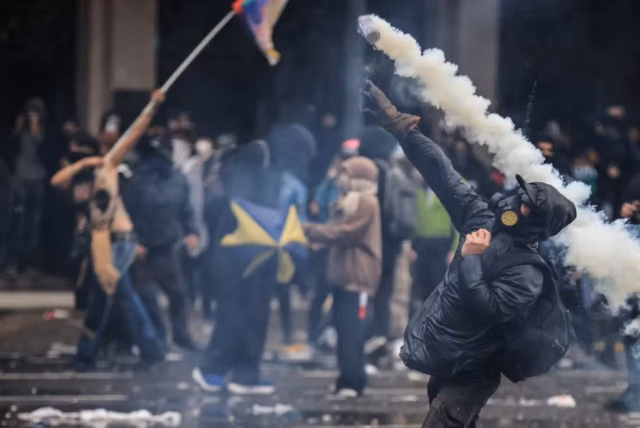 Argentina-Protesto-contra-cortes-de-Milei-nas-universidades-termina-em-confrontos.avif.avif